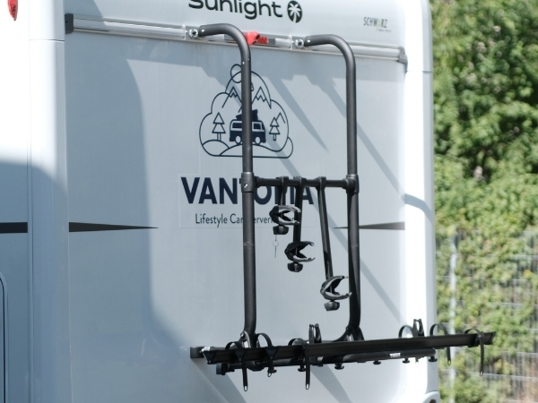 Camper mit Anhängerkupplung und passenden Fahrradträger